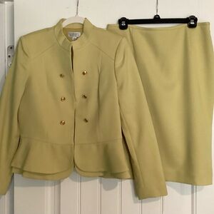 Beautiful Tahari 2 Piece Lined Suit (Never Worn)